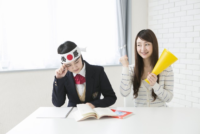 頑張っている受験生女子
